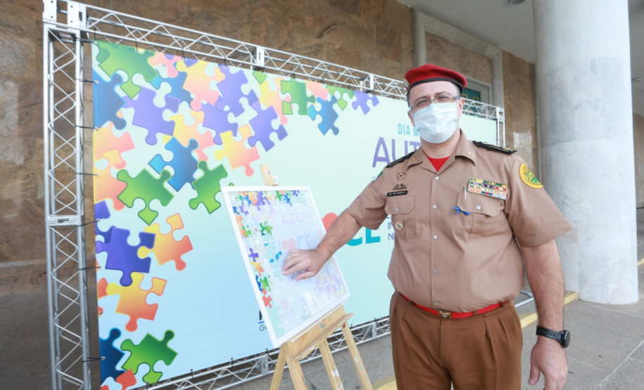 Noventa peças formam o quebra-cabeça que uniu autoridades do Paraná em prol da conscientização sobre o Transtorno do Espectro Autista, nesta segunda-feira (5). Em uma ação organizada pela Superintendência Geral de Ação Solidária do Governo do Estado (SGAS), o governador Carlos Massa Ratinho Junior, secretários de Estado e chefes de outros poderes compareceram ao Palácio Iguaçu para montarem uma peça do mosaico que serve de metáfora para a complexidade do autismo. Foto: Valdelino Pontes
