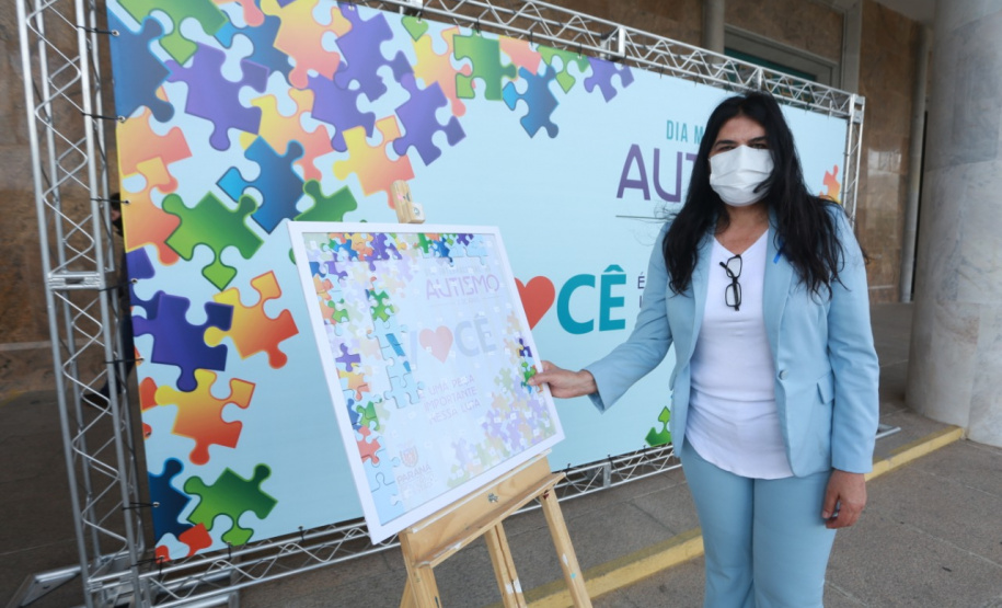 Noventa peças formam o quebra-cabeça que uniu autoridades do Paraná em prol da conscientização sobre o Transtorno do Espectro Autista, nesta segunda-feira (5). Em uma ação organizada pela Superintendência Geral de Ação Solidária do Governo do Estado (SGAS), o governador Carlos Massa Ratinho Junior, secretários de Estado e chefes de outros poderes compareceram ao Palácio Iguaçu para montarem uma peça do mosaico que serve de metáfora para a complexidade do autismo. Foto: Valdelino Pontes