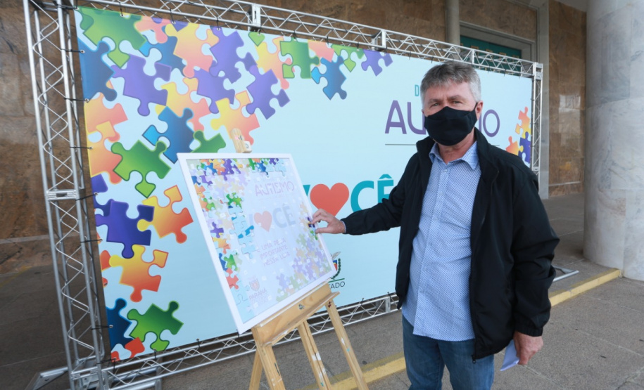 Noventa peças formam o quebra-cabeça que uniu autoridades do Paraná em prol da conscientização sobre o Transtorno do Espectro Autista, nesta segunda-feira (5). Em uma ação organizada pela Superintendência Geral de Ação Solidária do Governo do Estado (SGAS), o governador Carlos Massa Ratinho Junior, secretários de Estado e chefes de outros poderes compareceram ao Palácio Iguaçu para montarem uma peça do mosaico que serve de metáfora para a complexidade do autismo. Foto: Valdelino Pontes
