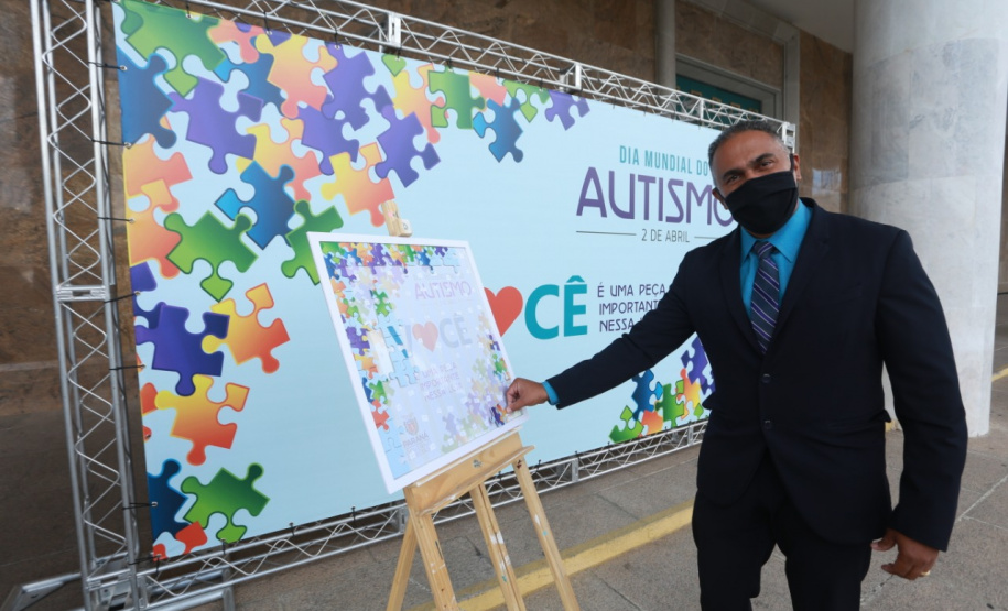 Noventa peças formam o quebra-cabeça que uniu autoridades do Paraná em prol da conscientização sobre o Transtorno do Espectro Autista, nesta segunda-feira (5). Em uma ação organizada pela Superintendência Geral de Ação Solidária do Governo do Estado (SGAS), o governador Carlos Massa Ratinho Junior, secretários de Estado e chefes de outros poderes compareceram ao Palácio Iguaçu para montarem uma peça do mosaico que serve de metáfora para a complexidade do autismo. Foto: Valdelino Pontes