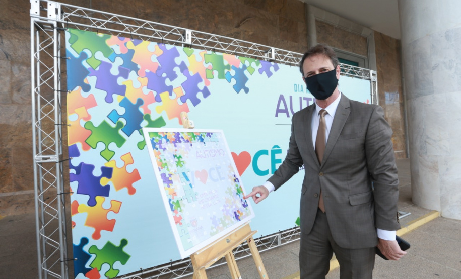 Noventa peças formam o quebra-cabeça que uniu autoridades do Paraná em prol da conscientização sobre o Transtorno do Espectro Autista, nesta segunda-feira (5). Em uma ação organizada pela Superintendência Geral de Ação Solidária do Governo do Estado (SGAS), o governador Carlos Massa Ratinho Junior, secretários de Estado e chefes de outros poderes compareceram ao Palácio Iguaçu para montarem uma peça do mosaico que serve de metáfora para a complexidade do autismo. Foto: Valdelino Pontes