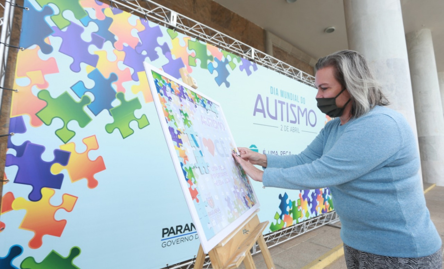 Noventa peças formam o quebra-cabeça que uniu autoridades do Paraná em prol da conscientização sobre o Transtorno do Espectro Autista, nesta segunda-feira (5). Em uma ação organizada pela Superintendência Geral de Ação Solidária do Governo do Estado (SGAS), o governador Carlos Massa Ratinho Junior, secretários de Estado e chefes de outros poderes compareceram ao Palácio Iguaçu para montarem uma peça do mosaico que serve de metáfora para a complexidade do autismo. Foto: Valdelino Pontes