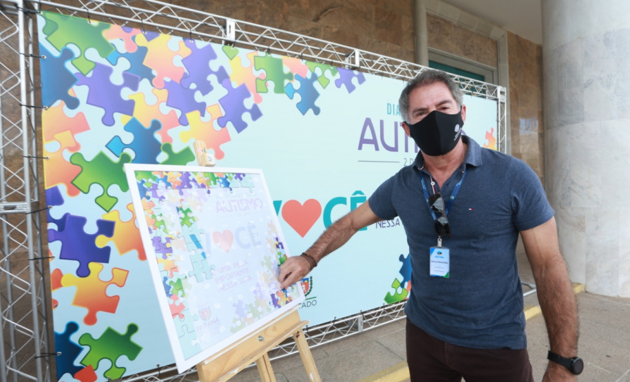 Noventa peças formam o quebra-cabeça que uniu autoridades do Paraná em prol da conscientização sobre o Transtorno do Espectro Autista, nesta segunda-feira (5). Em uma ação organizada pela Superintendência Geral de Ação Solidária do Governo do Estado (SGAS), o governador Carlos Massa Ratinho Junior, secretários de Estado e chefes de outros poderes compareceram ao Palácio Iguaçu para montarem uma peça do mosaico que serve de metáfora para a complexidade do autismo. Foto: Valdelino Pontes