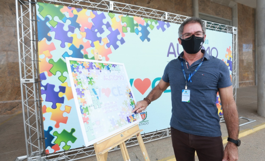 Noventa peças formam o quebra-cabeça que uniu autoridades do Paraná em prol da conscientização sobre o Transtorno do Espectro Autista, nesta segunda-feira (5). Em uma ação organizada pela Superintendência Geral de Ação Solidária do Governo do Estado (SGAS), o governador Carlos Massa Ratinho Junior, secretários de Estado e chefes de outros poderes compareceram ao Palácio Iguaçu para montarem uma peça do mosaico que serve de metáfora para a complexidade do autismo. Foto: Valdelino Pontes