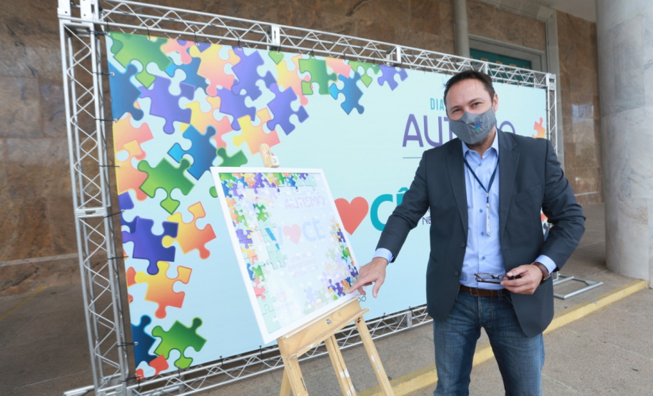 Noventa peças formam o quebra-cabeça que uniu autoridades do Paraná em prol da conscientização sobre o Transtorno do Espectro Autista, nesta segunda-feira (5). Em uma ação organizada pela Superintendência Geral de Ação Solidária do Governo do Estado (SGAS), o governador Carlos Massa Ratinho Junior, secretários de Estado e chefes de outros poderes compareceram ao Palácio Iguaçu para montarem uma peça do mosaico que serve de metáfora para a complexidade do autismo. Foto: Valdelino Pontes