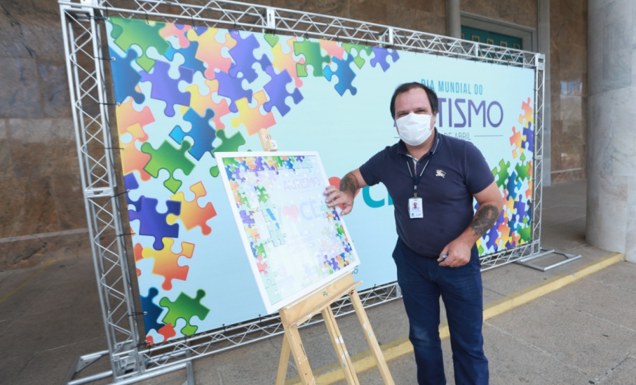 Noventa peças formam o quebra-cabeça que uniu autoridades do Paraná em prol da conscientização sobre o Transtorno do Espectro Autista, nesta segunda-feira (5). Em uma ação organizada pela Superintendência Geral de Ação Solidária do Governo do Estado (SGAS), o governador Carlos Massa Ratinho Junior, secretários de Estado e chefes de outros poderes compareceram ao Palácio Iguaçu para montarem uma peça do mosaico que serve de metáfora para a complexidade do autismo. Foto: Valdelino Pontes