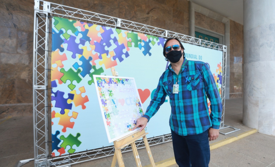 Noventa peças formam o quebra-cabeça que uniu autoridades do Paraná em prol da conscientização sobre o Transtorno do Espectro Autista, nesta segunda-feira (5). Em uma ação organizada pela Superintendência Geral de Ação Solidária do Governo do Estado (SGAS), o governador Carlos Massa Ratinho Junior, secretários de Estado e chefes de outros poderes compareceram ao Palácio Iguaçu para montarem uma peça do mosaico que serve de metáfora para a complexidade do autismo. Foto: Valdelino Pontes