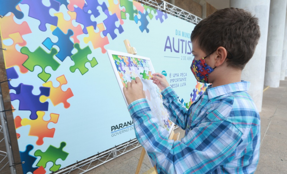 Noventa peças formam o quebra-cabeça que uniu autoridades do Paraná em prol da conscientização sobre o Transtorno do Espectro Autista, nesta segunda-feira (5). Em uma ação organizada pela Superintendência Geral de Ação Solidária do Governo do Estado (SGAS), o governador Carlos Massa Ratinho Junior, secretários de Estado e chefes de outros poderes compareceram ao Palácio Iguaçu para montarem uma peça do mosaico que serve de metáfora para a complexidade do autismo. Foto: Valdelino Pontes