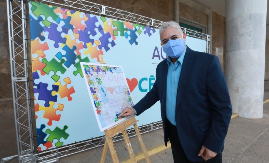 Noventa peças formam o quebra-cabeça que uniu autoridades do Paraná em prol da conscientização sobre o Transtorno do Espectro Autista, nesta segunda-feira (5). Em uma ação organizada pela Superintendência Geral de Ação Solidária do Governo do Estado (SGAS), o governador Carlos Massa Ratinho Junior, secretários de Estado e chefes de outros poderes compareceram ao Palácio Iguaçu para montarem uma peça do mosaico que serve de metáfora para a complexidade do autismo. Foto: Valdelino Pontes