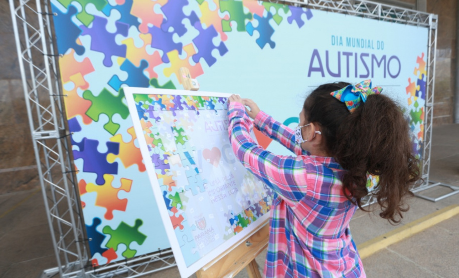 Noventa peças formam o quebra-cabeça que uniu autoridades do Paraná em prol da conscientização sobre o Transtorno do Espectro Autista, nesta segunda-feira (5). Em uma ação organizada pela Superintendência Geral de Ação Solidária do Governo do Estado (SGAS), o governador Carlos Massa Ratinho Junior, secretários de Estado e chefes de outros poderes compareceram ao Palácio Iguaçu para montarem uma peça do mosaico que serve de metáfora para a complexidade do autismo. Foto: Valdelino Pontes