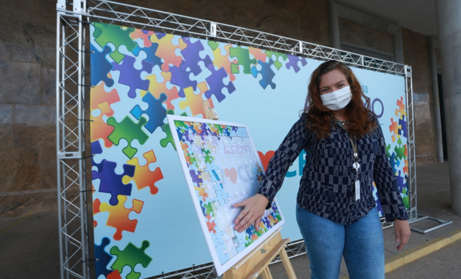 Noventa peças formam o quebra-cabeça que uniu autoridades do Paraná em prol da conscientização sobre o Transtorno do Espectro Autista, nesta segunda-feira (5). Em uma ação organizada pela Superintendência Geral de Ação Solidária do Governo do Estado (SGAS), o governador Carlos Massa Ratinho Junior, secretários de Estado e chefes de outros poderes compareceram ao Palácio Iguaçu para montarem uma peça do mosaico que serve de metáfora para a complexidade do autismo. Foto: Valdelino Pontes