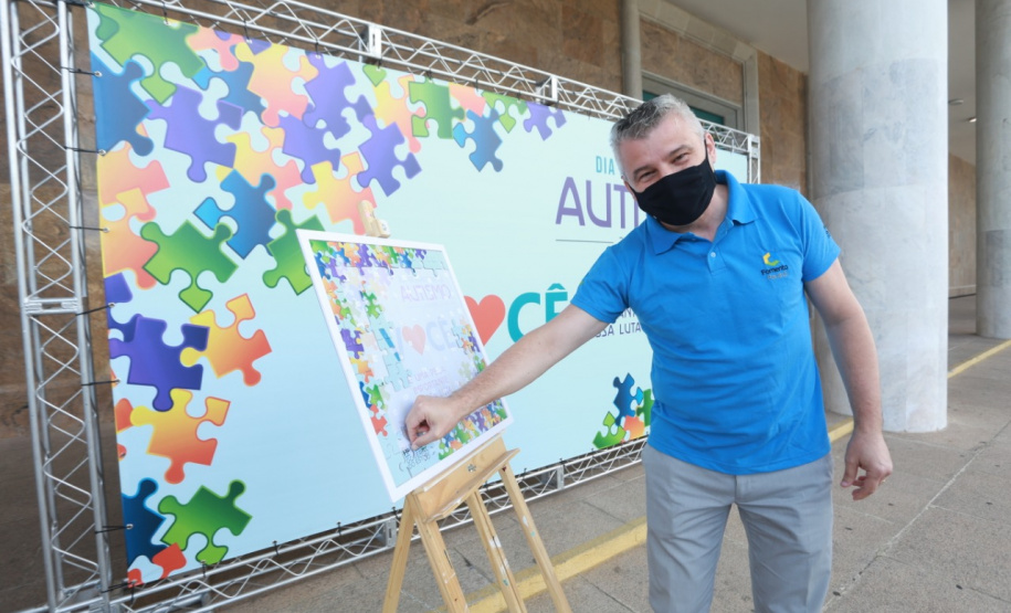 Noventa peças formam o quebra-cabeça que uniu autoridades do Paraná em prol da conscientização sobre o Transtorno do Espectro Autista, nesta segunda-feira (5). Em uma ação organizada pela Superintendência Geral de Ação Solidária do Governo do Estado (SGAS), o governador Carlos Massa Ratinho Junior, secretários de Estado e chefes de outros poderes compareceram ao Palácio Iguaçu para montarem uma peça do mosaico que serve de metáfora para a complexidade do autismo. Foto: Valdelino Pontes
