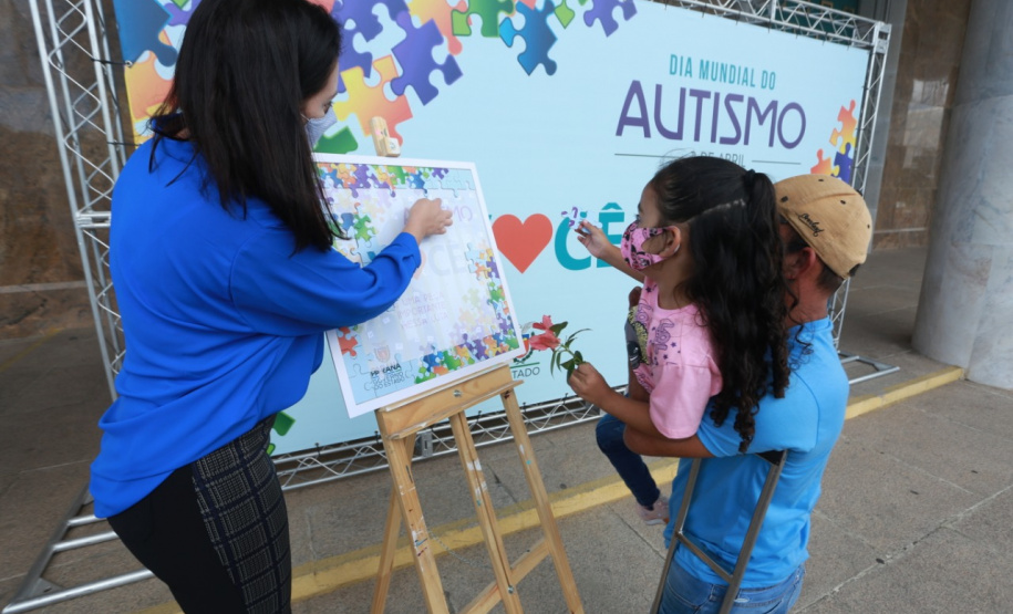 Noventa peças formam o quebra-cabeça que uniu autoridades do Paraná em prol da conscientização sobre o Transtorno do Espectro Autista, nesta segunda-feira (5). Em uma ação organizada pela Superintendência Geral de Ação Solidária do Governo do Estado (SGAS), o governador Carlos Massa Ratinho Junior, secretários de Estado e chefes de outros poderes compareceram ao Palácio Iguaçu para montarem uma peça do mosaico que serve de metáfora para a complexidade do autismo. Foto: Valdelino Pontes