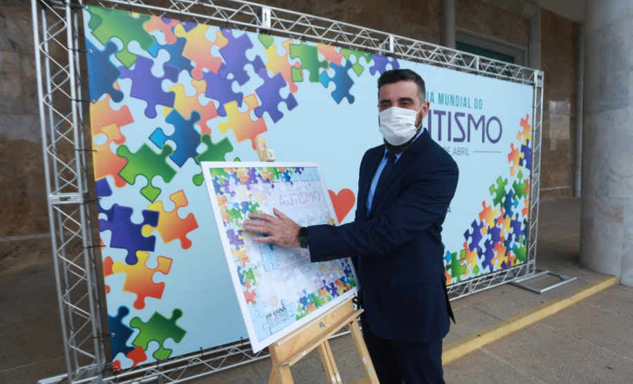 Noventa peças formam o quebra-cabeça que uniu autoridades do Paraná em prol da conscientização sobre o Transtorno do Espectro Autista, nesta segunda-feira (5). Em uma ação organizada pela Superintendência Geral de Ação Solidária do Governo do Estado (SGAS), o governador Carlos Massa Ratinho Junior, secretários de Estado e chefes de outros poderes compareceram ao Palácio Iguaçu para montarem uma peça do mosaico que serve de metáfora para a complexidade do autismo. Foto: Valdelino Pontes