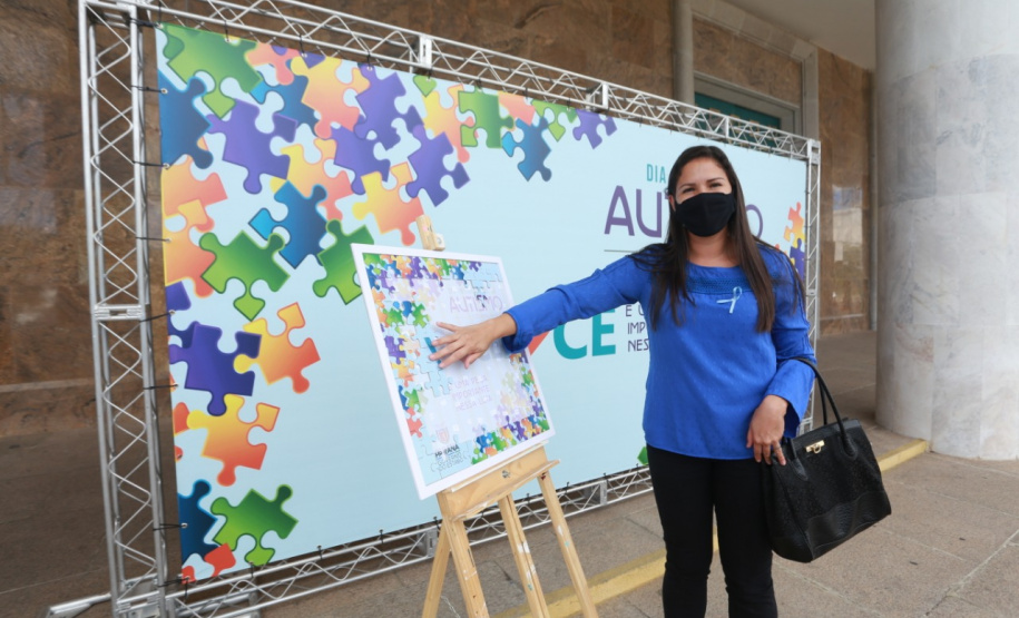 Noventa peças formam o quebra-cabeça que uniu autoridades do Paraná em prol da conscientização sobre o Transtorno do Espectro Autista, nesta segunda-feira (5). Em uma ação organizada pela Superintendência Geral de Ação Solidária do Governo do Estado (SGAS), o governador Carlos Massa Ratinho Junior, secretários de Estado e chefes de outros poderes compareceram ao Palácio Iguaçu para montarem uma peça do mosaico que serve de metáfora para a complexidade do autismo. Foto: Valdelino Pontes