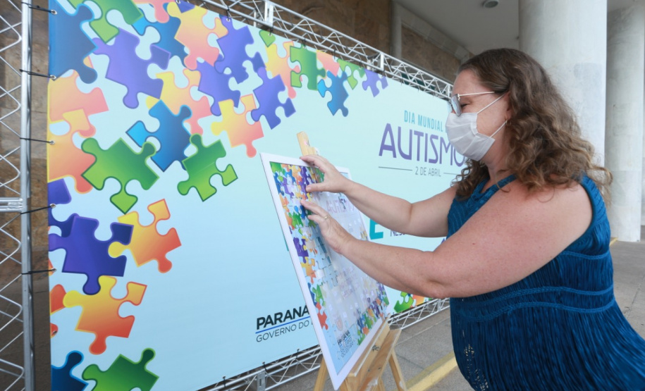 Noventa peças formam o quebra-cabeça que uniu autoridades do Paraná em prol da conscientização sobre o Transtorno do Espectro Autista, nesta segunda-feira (5). Em uma ação organizada pela Superintendência Geral de Ação Solidária do Governo do Estado (SGAS), o governador Carlos Massa Ratinho Junior, secretários de Estado e chefes de outros poderes compareceram ao Palácio Iguaçu para montarem uma peça do mosaico que serve de metáfora para a complexidade do autismo. Foto: Valdelino Pontes