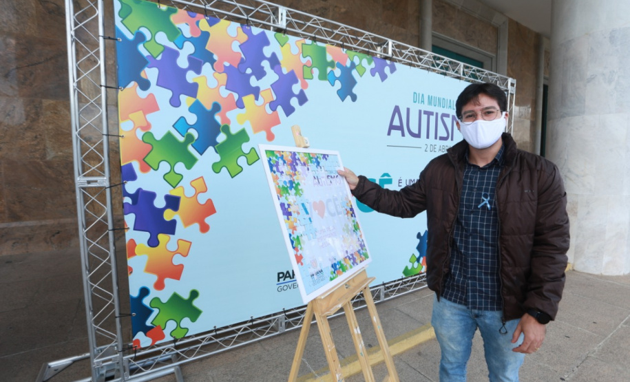 Noventa peças formam o quebra-cabeça que uniu autoridades do Paraná em prol da conscientização sobre o Transtorno do Espectro Autista, nesta segunda-feira (5). Em uma ação organizada pela Superintendência Geral de Ação Solidária do Governo do Estado (SGAS), o governador Carlos Massa Ratinho Junior, secretários de Estado e chefes de outros poderes compareceram ao Palácio Iguaçu para montarem uma peça do mosaico que serve de metáfora para a complexidade do autismo. Foto: Valdelino Pontes