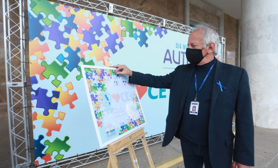 Noventa peças formam o quebra-cabeça que uniu autoridades do Paraná em prol da conscientização sobre o Transtorno do Espectro Autista, nesta segunda-feira (5). Em uma ação organizada pela Superintendência Geral de Ação Solidária do Governo do Estado (SGAS), o governador Carlos Massa Ratinho Junior, secretários de Estado e chefes de outros poderes compareceram ao Palácio Iguaçu para montarem uma peça do mosaico que serve de metáfora para a complexidade do autismo. Foto: Valdelino Pontes