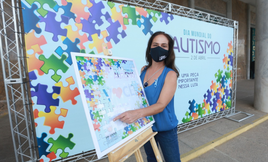 Noventa peças formam o quebra-cabeça que uniu autoridades do Paraná em prol da conscientização sobre o Transtorno do Espectro Autista, nesta segunda-feira (5). Em uma ação organizada pela Superintendência Geral de Ação Solidária do Governo do Estado (SGAS), o governador Carlos Massa Ratinho Junior, secretários de Estado e chefes de outros poderes compareceram ao Palácio Iguaçu para montarem uma peça do mosaico que serve de metáfora para a complexidade do autismo. Foto: Valdelino Pontes