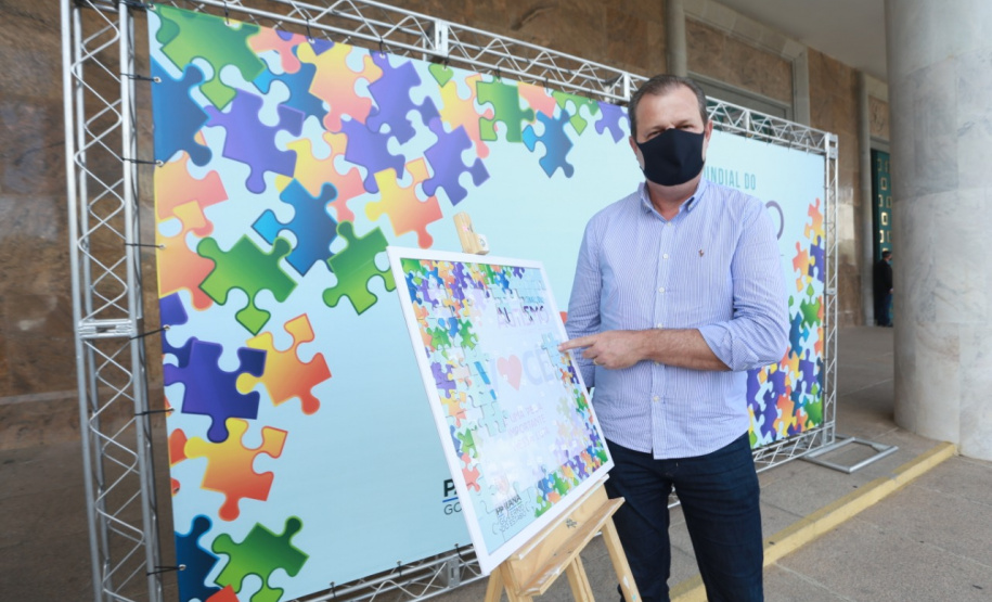 Noventa peças formam o quebra-cabeça que uniu autoridades do Paraná em prol da conscientização sobre o Transtorno do Espectro Autista, nesta segunda-feira (5). Em uma ação organizada pela Superintendência Geral de Ação Solidária do Governo do Estado (SGAS), o governador Carlos Massa Ratinho Junior, secretários de Estado e chefes de outros poderes compareceram ao Palácio Iguaçu para montarem uma peça do mosaico que serve de metáfora para a complexidade do autismo. Foto: Valdelino Pontes