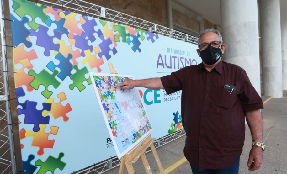 Noventa peças formam o quebra-cabeça que uniu autoridades do Paraná em prol da conscientização sobre o Transtorno do Espectro Autista, nesta segunda-feira (5). Em uma ação organizada pela Superintendência Geral de Ação Solidária do Governo do Estado (SGAS), o governador Carlos Massa Ratinho Junior, secretários de Estado e chefes de outros poderes compareceram ao Palácio Iguaçu para montarem uma peça do mosaico que serve de metáfora para a complexidade do autismo. Foto: Valdelino Pontes