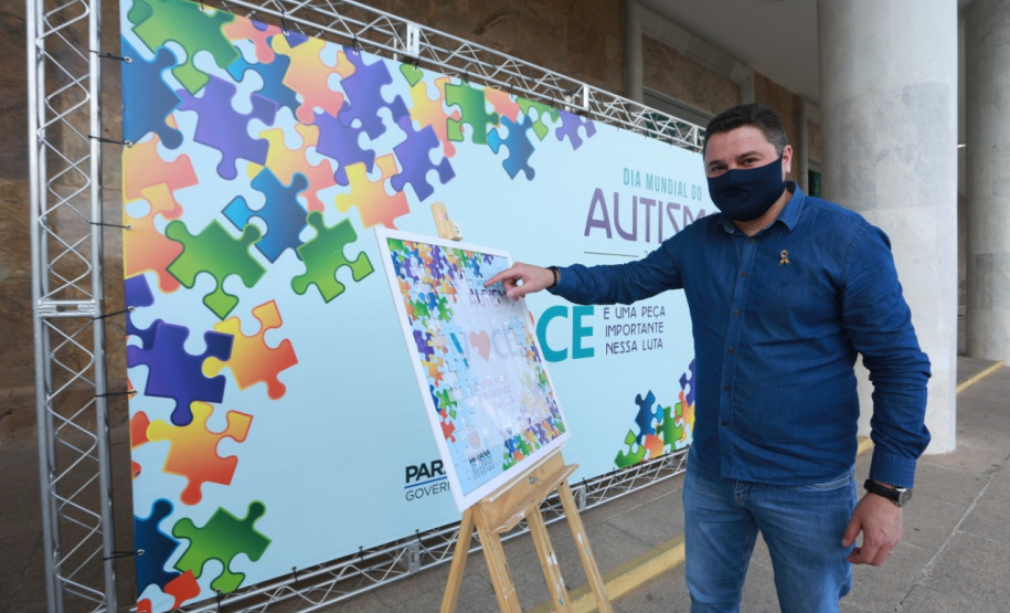 Noventa peças formam o quebra-cabeça que uniu autoridades do Paraná em prol da conscientização sobre o Transtorno do Espectro Autista, nesta segunda-feira (5). Em uma ação organizada pela Superintendência Geral de Ação Solidária do Governo do Estado (SGAS), o governador Carlos Massa Ratinho Junior, secretários de Estado e chefes de outros poderes compareceram ao Palácio Iguaçu para montarem uma peça do mosaico que serve de metáfora para a complexidade do autismo. Foto: Valdelino Pontes