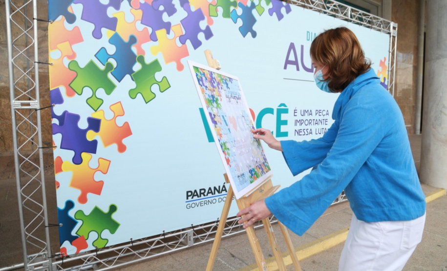 Noventa peças formam o quebra-cabeça que uniu autoridades do Paraná em prol da conscientização sobre o Transtorno do Espectro Autista, nesta segunda-feira (5). Em uma ação organizada pela Superintendência Geral de Ação Solidária do Governo do Estado (SGAS), o governador Carlos Massa Ratinho Junior, secretários de Estado e chefes de outros poderes compareceram ao Palácio Iguaçu para montarem uma peça do mosaico que serve de metáfora para a complexidade do autismo. Foto: Valdelino Pontes