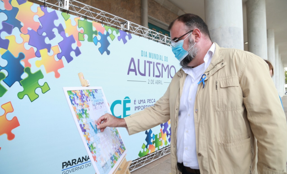 Noventa peças formam o quebra-cabeça que uniu autoridades do Paraná em prol da conscientização sobre o Transtorno do Espectro Autista, nesta segunda-feira (5). Em uma ação organizada pela Superintendência Geral de Ação Solidária do Governo do Estado (SGAS), o governador Carlos Massa Ratinho Junior, secretários de Estado e chefes de outros poderes compareceram ao Palácio Iguaçu para montarem uma peça do mosaico que serve de metáfora para a complexidade do autismo. Foto: Valdelino Pontes