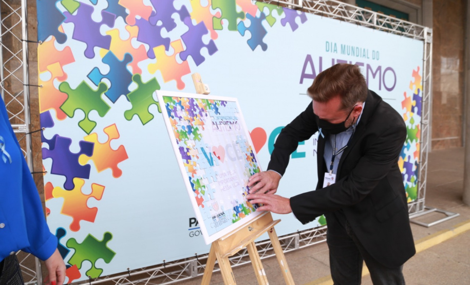 Noventa peças formam o quebra-cabeça que uniu autoridades do Paraná em prol da conscientização sobre o Transtorno do Espectro Autista, nesta segunda-feira (5). Em uma ação organizada pela Superintendência Geral de Ação Solidária do Governo do Estado (SGAS), o governador Carlos Massa Ratinho Junior, secretários de Estado e chefes de outros poderes compareceram ao Palácio Iguaçu para montarem uma peça do mosaico que serve de metáfora para a complexidade do autismo. Foto: Valdelino Pontes