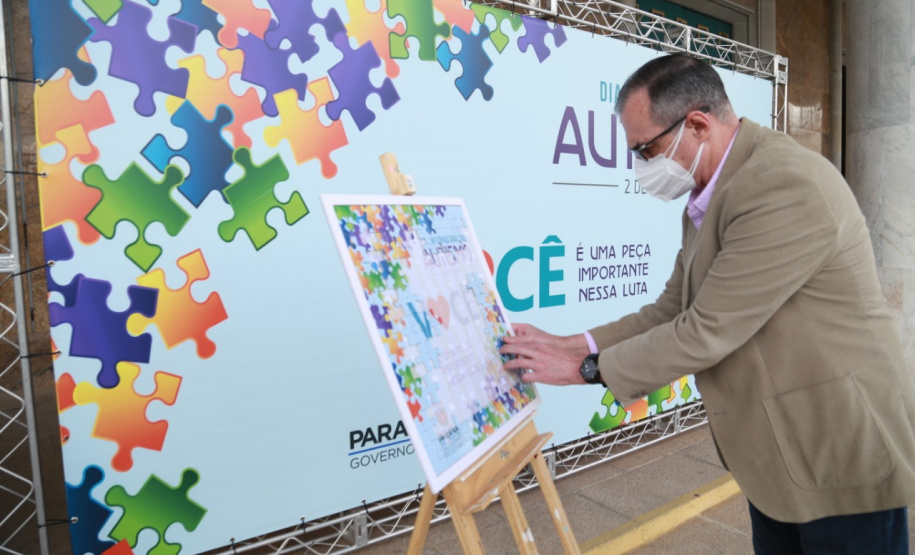 Noventa peças formam o quebra-cabeça que uniu autoridades do Paraná em prol da conscientização sobre o Transtorno do Espectro Autista, nesta segunda-feira (5). Em uma ação organizada pela Superintendência Geral de Ação Solidária do Governo do Estado (SGAS), o governador Carlos Massa Ratinho Junior, secretários de Estado e chefes de outros poderes compareceram ao Palácio Iguaçu para montarem uma peça do mosaico que serve de metáfora para a complexidade do autismo. Foto: Valdelino Pontes