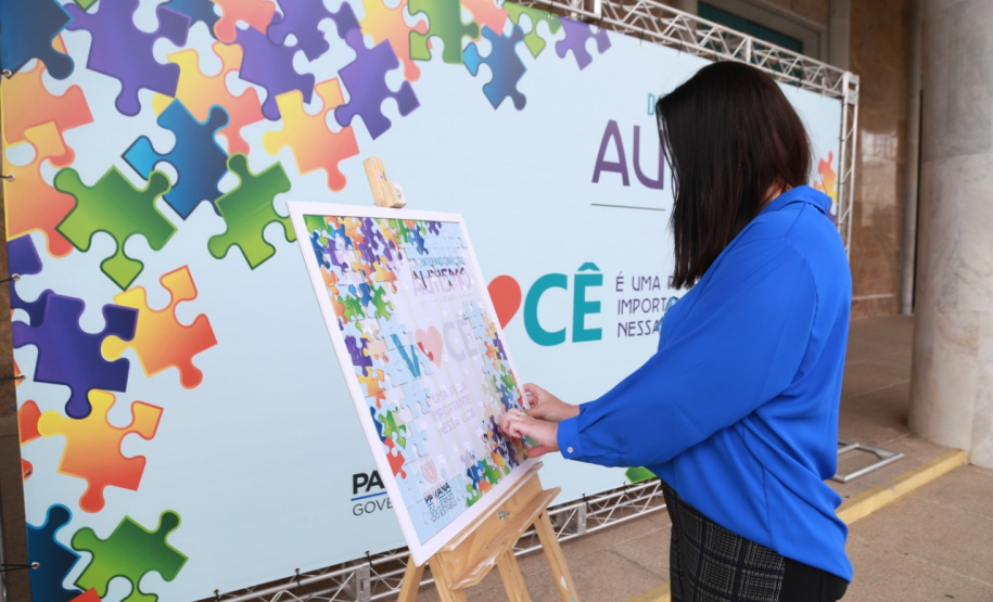 Noventa peças formam o quebra-cabeça que uniu autoridades do Paraná em prol da conscientização sobre o Transtorno do Espectro Autista, nesta segunda-feira (5). Em uma ação organizada pela Superintendência Geral de Ação Solidária do Governo do Estado (SGAS), o governador Carlos Massa Ratinho Junior, secretários de Estado e chefes de outros poderes compareceram ao Palácio Iguaçu para montarem uma peça do mosaico que serve de metáfora para a complexidade do autismo. Foto: Valdelino Pontes