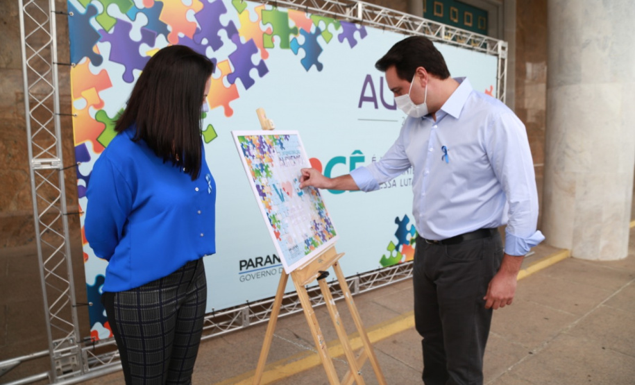 Noventa peças formam o quebra-cabeça que uniu autoridades do Paraná em prol da conscientização sobre o Transtorno do Espectro Autista, nesta segunda-feira (5). Em uma ação organizada pela Superintendência Geral de Ação Solidária do Governo do Estado (SGAS), o governador Carlos Massa Ratinho Junior, secretários de Estado e chefes de outros poderes compareceram ao Palácio Iguaçu para montarem uma peça do mosaico que serve de metáfora para a complexidade do autismo. Foto: Valdelino Pontes