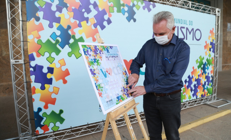 Noventa peças formam o quebra-cabeça que uniu autoridades do Paraná em prol da conscientização sobre o Transtorno do Espectro Autista, nesta segunda-feira (5). Em uma ação organizada pela Superintendência Geral de Ação Solidária do Governo do Estado (SGAS), o governador Carlos Massa Ratinho Junior, secretários de Estado e chefes de outros poderes compareceram ao Palácio Iguaçu para montarem uma peça do mosaico que serve de metáfora para a complexidade do autismo. Foto: Valdelino Pontes