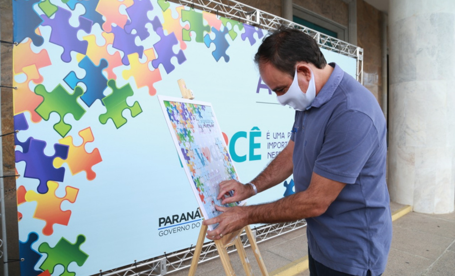 Noventa peças formam o quebra-cabeça que uniu autoridades do Paraná em prol da conscientização sobre o Transtorno do Espectro Autista, nesta segunda-feira (5). Em uma ação organizada pela Superintendência Geral de Ação Solidária do Governo do Estado (SGAS), o governador Carlos Massa Ratinho Junior, secretários de Estado e chefes de outros poderes compareceram ao Palácio Iguaçu para montarem uma peça do mosaico que serve de metáfora para a complexidade do autismo. Foto: Valdelino Pontes