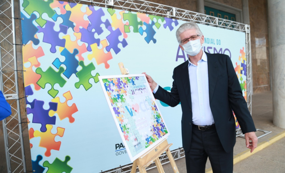 Noventa peças formam o quebra-cabeça que uniu autoridades do Paraná em prol da conscientização sobre o Transtorno do Espectro Autista, nesta segunda-feira (5). Em uma ação organizada pela Superintendência Geral de Ação Solidária do Governo do Estado (SGAS), o governador Carlos Massa Ratinho Junior, secretários de Estado e chefes de outros poderes compareceram ao Palácio Iguaçu para montarem uma peça do mosaico que serve de metáfora para a complexidade do autismo. Foto: Valdelino Pontes