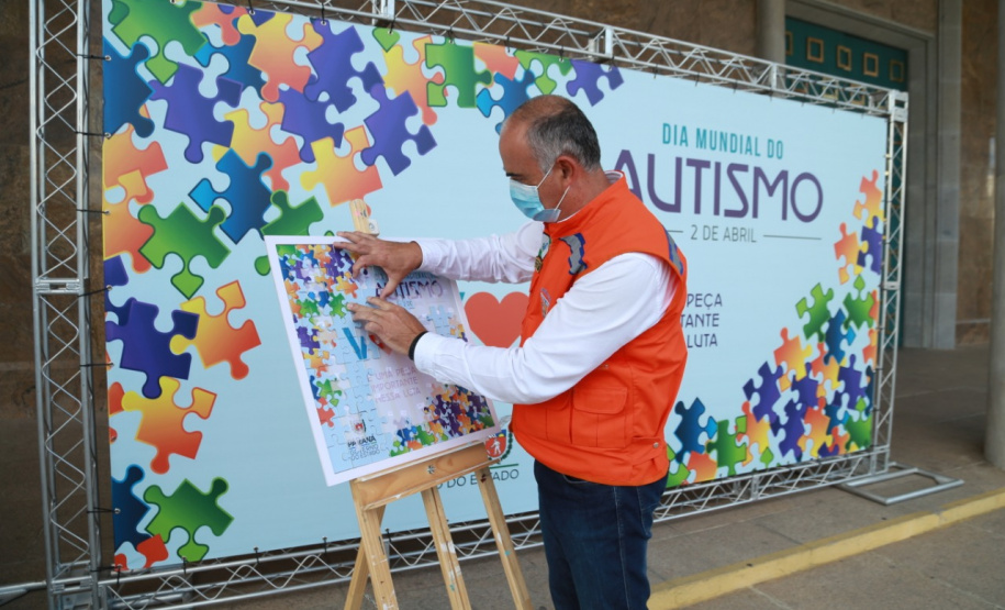 Noventa peças formam o quebra-cabeça que uniu autoridades do Paraná em prol da conscientização sobre o Transtorno do Espectro Autista, nesta segunda-feira (5). Em uma ação organizada pela Superintendência Geral de Ação Solidária do Governo do Estado (SGAS), o governador Carlos Massa Ratinho Junior, secretários de Estado e chefes de outros poderes compareceram ao Palácio Iguaçu para montarem uma peça do mosaico que serve de metáfora para a complexidade do autismo. Foto: Valdelino Pontes