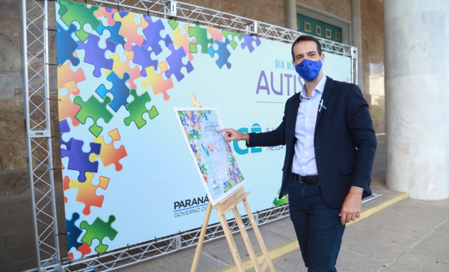 Noventa peças formam o quebra-cabeça que uniu autoridades do Paraná em prol da conscientização sobre o Transtorno do Espectro Autista, nesta segunda-feira (5). Em uma ação organizada pela Superintendência Geral de Ação Solidária do Governo do Estado (SGAS), o governador Carlos Massa Ratinho Junior, secretários de Estado e chefes de outros poderes compareceram ao Palácio Iguaçu para montarem uma peça do mosaico que serve de metáfora para a complexidade do autismo. Foto: Valdelino Pontes