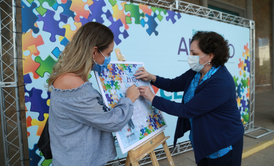 Noventa peças formam o quebra-cabeça que uniu autoridades do Paraná em prol da conscientização sobre o Transtorno do Espectro Autista, nesta segunda-feira (5). Em uma ação organizada pela Superintendência Geral de Ação Solidária do Governo do Estado (SGAS), o governador Carlos Massa Ratinho Junior, secretários de Estado e chefes de outros poderes compareceram ao Palácio Iguaçu para montarem uma peça do mosaico que serve de metáfora para a complexidade do autismo. Foto: Valdelino Pontes