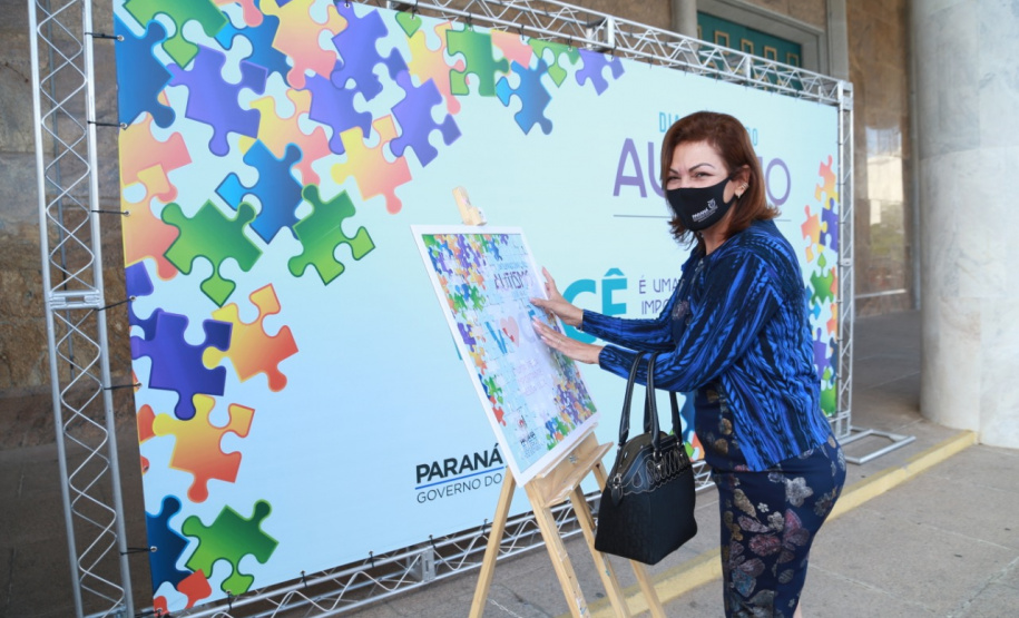 Noventa peças formam o quebra-cabeça que uniu autoridades do Paraná em prol da conscientização sobre o Transtorno do Espectro Autista, nesta segunda-feira (5). Em uma ação organizada pela Superintendência Geral de Ação Solidária do Governo do Estado (SGAS), o governador Carlos Massa Ratinho Junior, secretários de Estado e chefes de outros poderes compareceram ao Palácio Iguaçu para montarem uma peça do mosaico que serve de metáfora para a complexidade do autismo. Foto: Valdelino Pontes