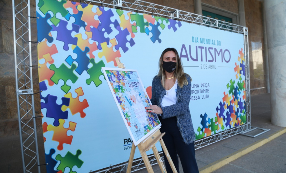 Noventa peças formam o quebra-cabeça que uniu autoridades do Paraná em prol da conscientização sobre o Transtorno do Espectro Autista, nesta segunda-feira (5). Em uma ação organizada pela Superintendência Geral de Ação Solidária do Governo do Estado (SGAS), o governador Carlos Massa Ratinho Junior, secretários de Estado e chefes de outros poderes compareceram ao Palácio Iguaçu para montarem uma peça do mosaico que serve de metáfora para a complexidade do autismo. Foto: Valdelino Pontes