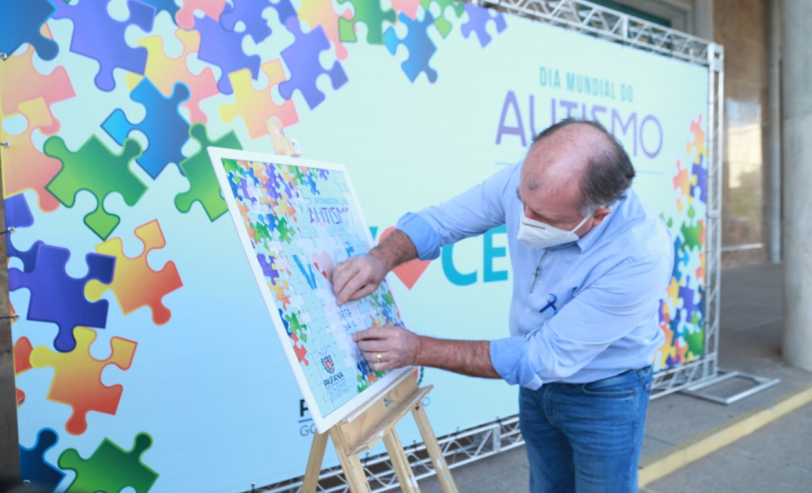 Noventa peças formam o quebra-cabeça que uniu autoridades do Paraná em prol da conscientização sobre o Transtorno do Espectro Autista, nesta segunda-feira (5). Em uma ação organizada pela Superintendência Geral de Ação Solidária do Governo do Estado (SGAS), o governador Carlos Massa Ratinho Junior, secretários de Estado e chefes de outros poderes compareceram ao Palácio Iguaçu para montarem uma peça do mosaico que serve de metáfora para a complexidade do autismo. Foto: Valdelino Pontes