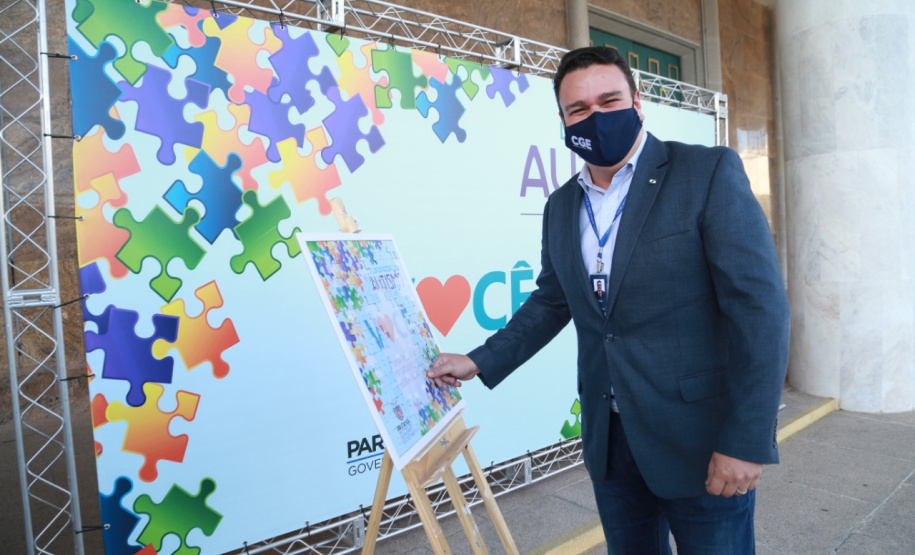 Noventa peças formam o quebra-cabeça que uniu autoridades do Paraná em prol da conscientização sobre o Transtorno do Espectro Autista, nesta segunda-feira (5). Em uma ação organizada pela Superintendência Geral de Ação Solidária do Governo do Estado (SGAS), o governador Carlos Massa Ratinho Junior, secretários de Estado e chefes de outros poderes compareceram ao Palácio Iguaçu para montarem uma peça do mosaico que serve de metáfora para a complexidade do autismo. Foto: Valdelino Pontes