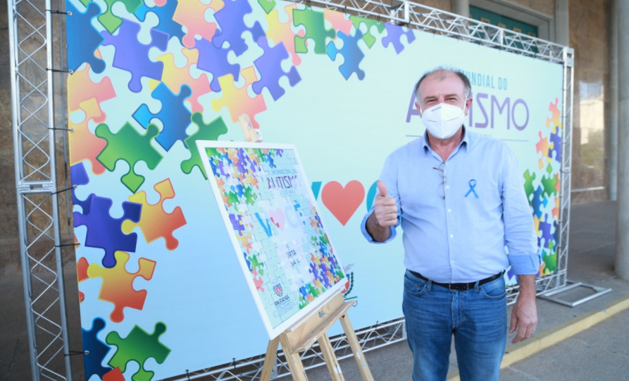 Noventa peças formam o quebra-cabeça que uniu autoridades do Paraná em prol da conscientização sobre o Transtorno do Espectro Autista, nesta segunda-feira (5). Em uma ação organizada pela Superintendência Geral de Ação Solidária do Governo do Estado (SGAS), o governador Carlos Massa Ratinho Junior, secretários de Estado e chefes de outros poderes compareceram ao Palácio Iguaçu para montarem uma peça do mosaico que serve de metáfora para a complexidade do autismo. Foto: Valdelino Pontes