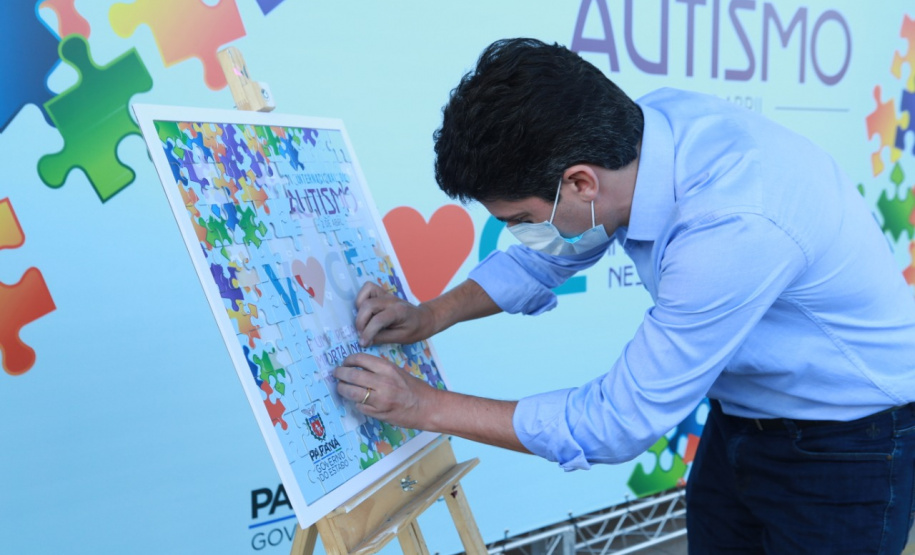 Noventa peças formam o quebra-cabeça que uniu autoridades do Paraná em prol da conscientização sobre o Transtorno do Espectro Autista, nesta segunda-feira (5). Em uma ação organizada pela Superintendência Geral de Ação Solidária do Governo do Estado (SGAS), o governador Carlos Massa Ratinho Junior, secretários de Estado e chefes de outros poderes compareceram ao Palácio Iguaçu para montarem uma peça do mosaico que serve de metáfora para a complexidade do autismo. Foto: Valdelino Pontes