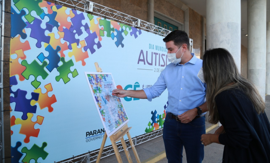 Noventa peças formam o quebra-cabeça que uniu autoridades do Paraná em prol da conscientização sobre o Transtorno do Espectro Autista, nesta segunda-feira (5). Em uma ação organizada pela Superintendência Geral de Ação Solidária do Governo do Estado (SGAS), o governador Carlos Massa Ratinho Junior, secretários de Estado e chefes de outros poderes compareceram ao Palácio Iguaçu para montarem uma peça do mosaico que serve de metáfora para a complexidade do autismo. Foto: Valdelino Pontes