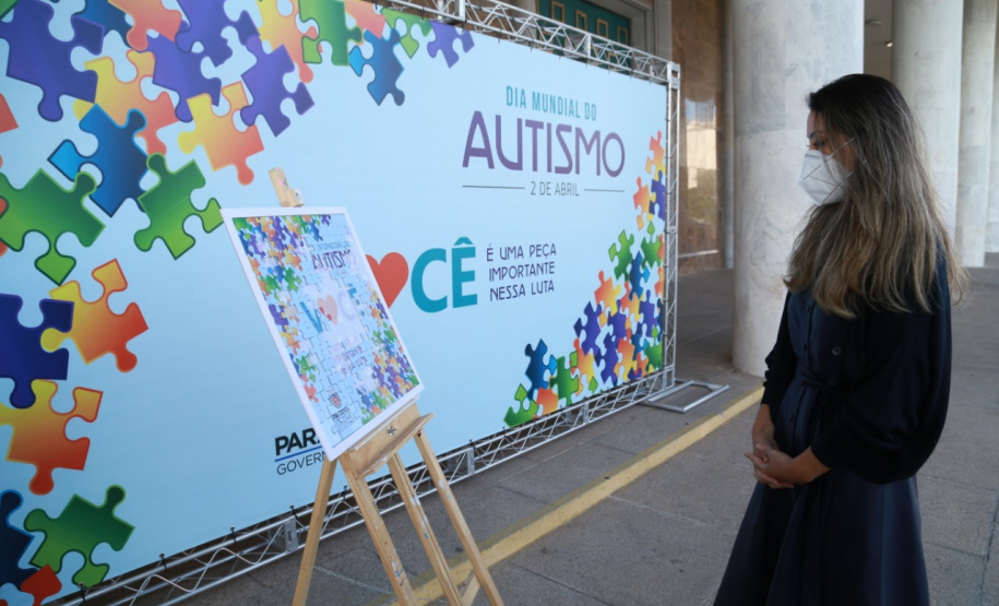 Noventa peças formam o quebra-cabeça que uniu autoridades do Paraná em prol da conscientização sobre o Transtorno do Espectro Autista, nesta segunda-feira (5). Em uma ação organizada pela Superintendência Geral de Ação Solidária do Governo do Estado (SGAS), o governador Carlos Massa Ratinho Junior, secretários de Estado e chefes de outros poderes compareceram ao Palácio Iguaçu para montarem uma peça do mosaico que serve de metáfora para a complexidade do autismo. Foto: Valdelino Pontes