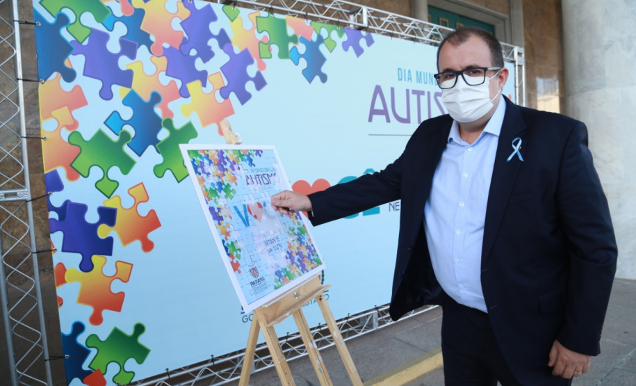 Noventa peças formam o quebra-cabeça que uniu autoridades do Paraná em prol da conscientização sobre o Transtorno do Espectro Autista, nesta segunda-feira (5). Em uma ação organizada pela Superintendência Geral de Ação Solidária do Governo do Estado (SGAS), o governador Carlos Massa Ratinho Junior, secretários de Estado e chefes de outros poderes compareceram ao Palácio Iguaçu para montarem uma peça do mosaico que serve de metáfora para a complexidade do autismo. Foto: Valdelino Pontes