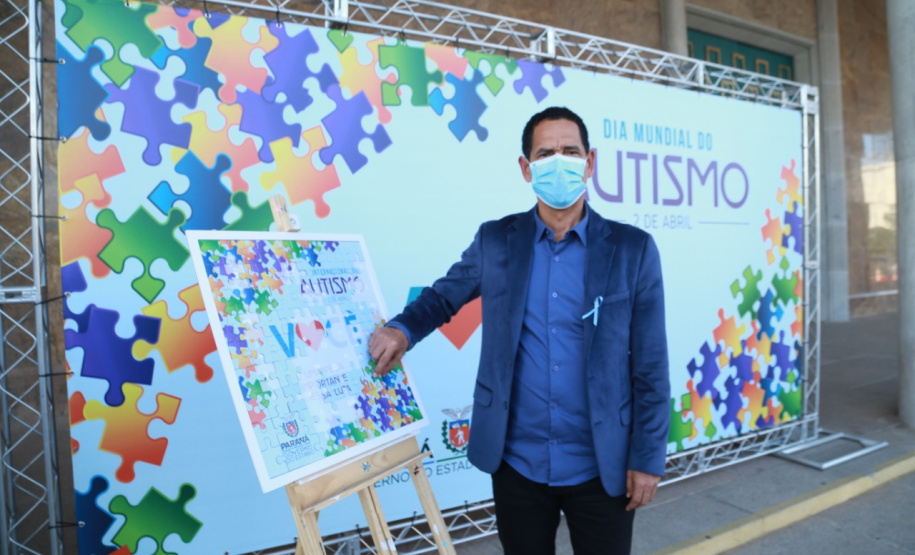 Noventa peças formam o quebra-cabeça que uniu autoridades do Paraná em prol da conscientização sobre o Transtorno do Espectro Autista, nesta segunda-feira (5). Em uma ação organizada pela Superintendência Geral de Ação Solidária do Governo do Estado (SGAS), o governador Carlos Massa Ratinho Junior, secretários de Estado e chefes de outros poderes compareceram ao Palácio Iguaçu para montarem uma peça do mosaico que serve de metáfora para a complexidade do autismo. Foto: Valdelino Pontes