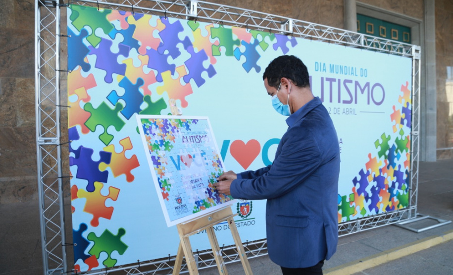 Noventa peças formam o quebra-cabeça que uniu autoridades do Paraná em prol da conscientização sobre o Transtorno do Espectro Autista, nesta segunda-feira (5). Em uma ação organizada pela Superintendência Geral de Ação Solidária do Governo do Estado (SGAS), o governador Carlos Massa Ratinho Junior, secretários de Estado e chefes de outros poderes compareceram ao Palácio Iguaçu para montarem uma peça do mosaico que serve de metáfora para a complexidade do autismo. Foto: Valdelino Pontes