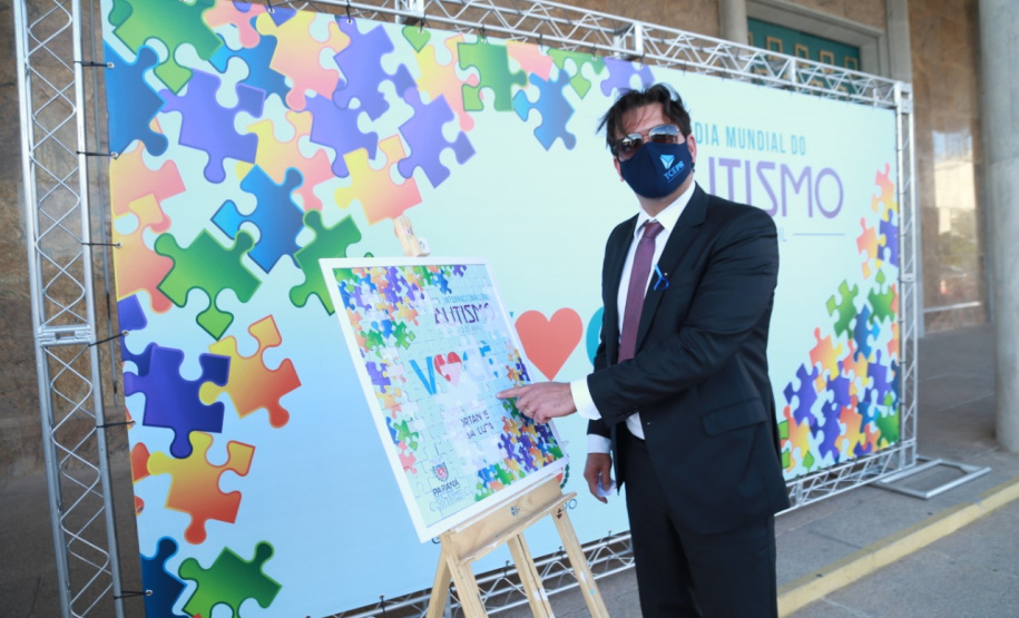 Noventa peças formam o quebra-cabeça que uniu autoridades do Paraná em prol da conscientização sobre o Transtorno do Espectro Autista, nesta segunda-feira (5). Em uma ação organizada pela Superintendência Geral de Ação Solidária do Governo do Estado (SGAS), o governador Carlos Massa Ratinho Junior, secretários de Estado e chefes de outros poderes compareceram ao Palácio Iguaçu para montarem uma peça do mosaico que serve de metáfora para a complexidade do autismo. Foto: Valdelino Pontes